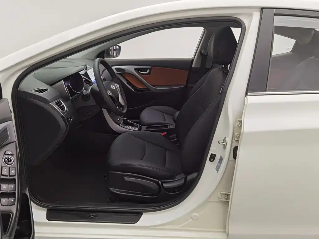 Hyundai Elantra 2015 — фото 10