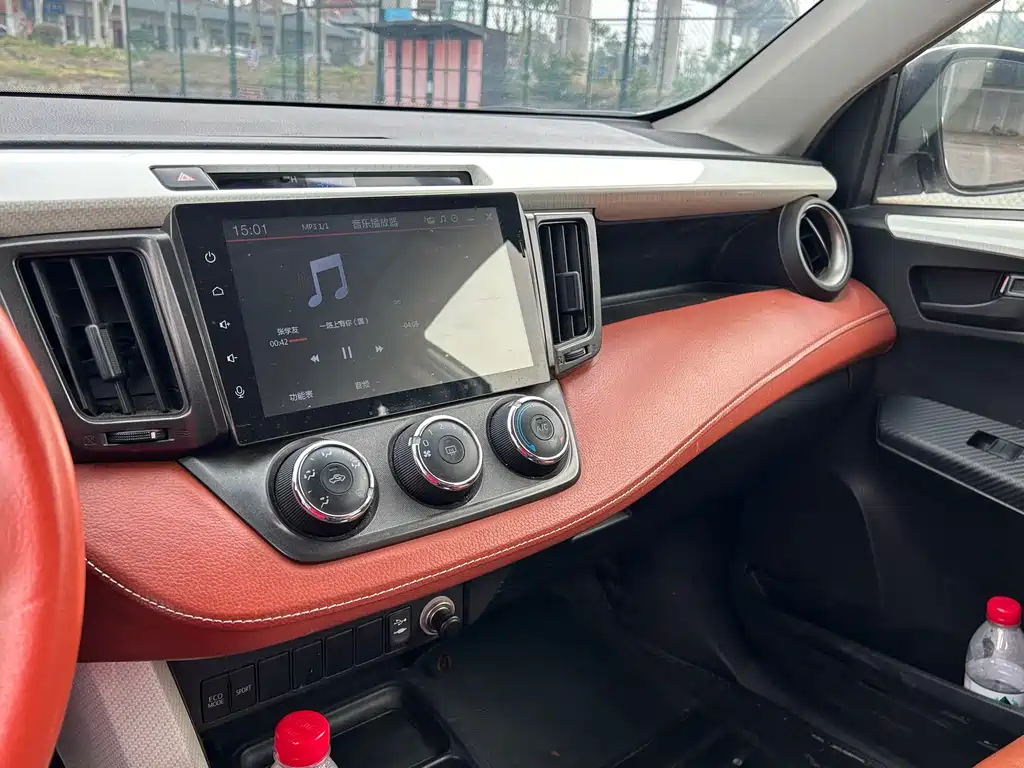Toyota RAV4 2015 — фото 8