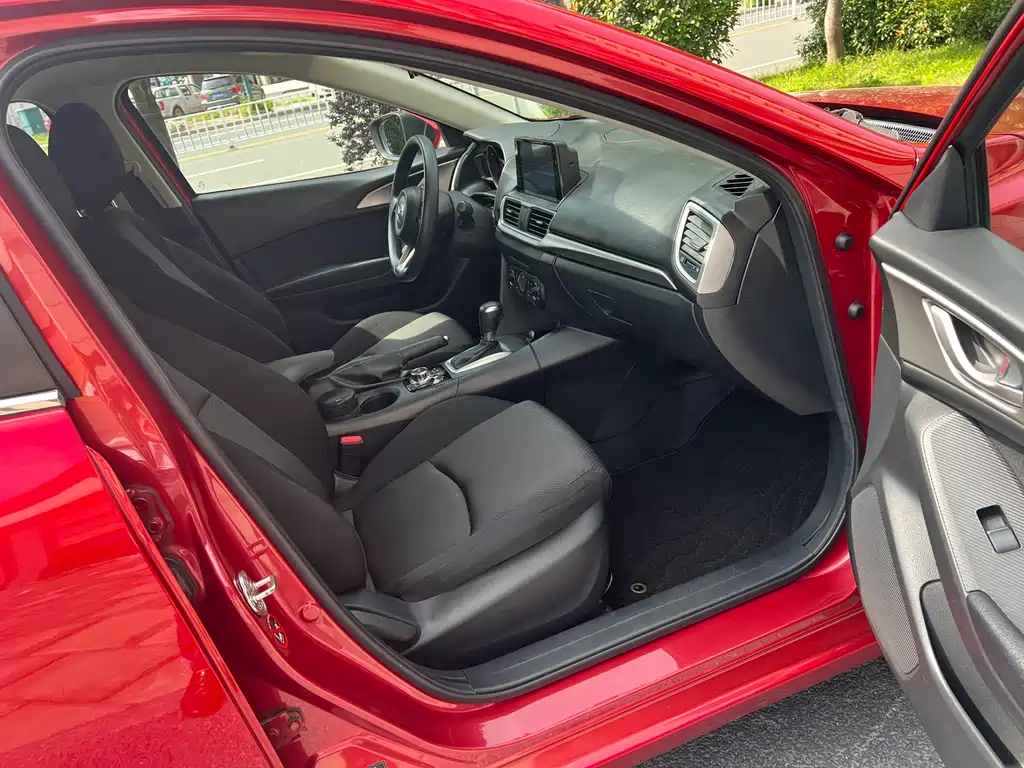 Mazda 3 Axela 2019 — фото 12