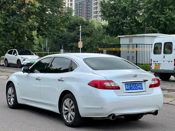 Infiniti Q70 2015