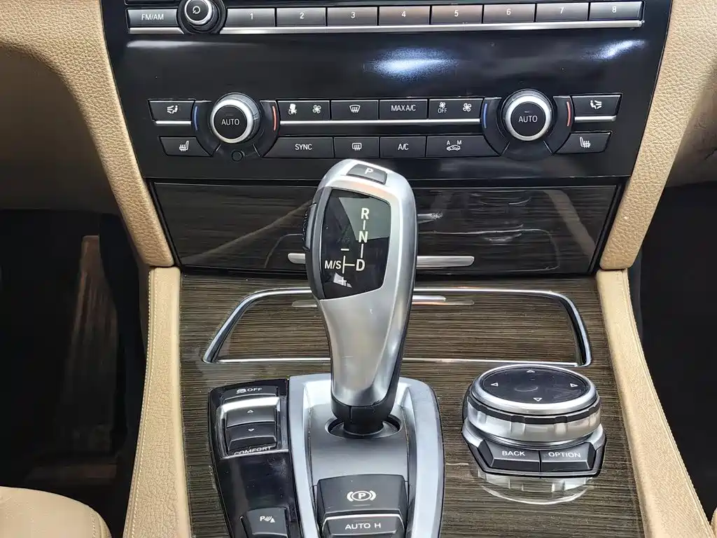 BMW 7 Series 2015 — фото 13