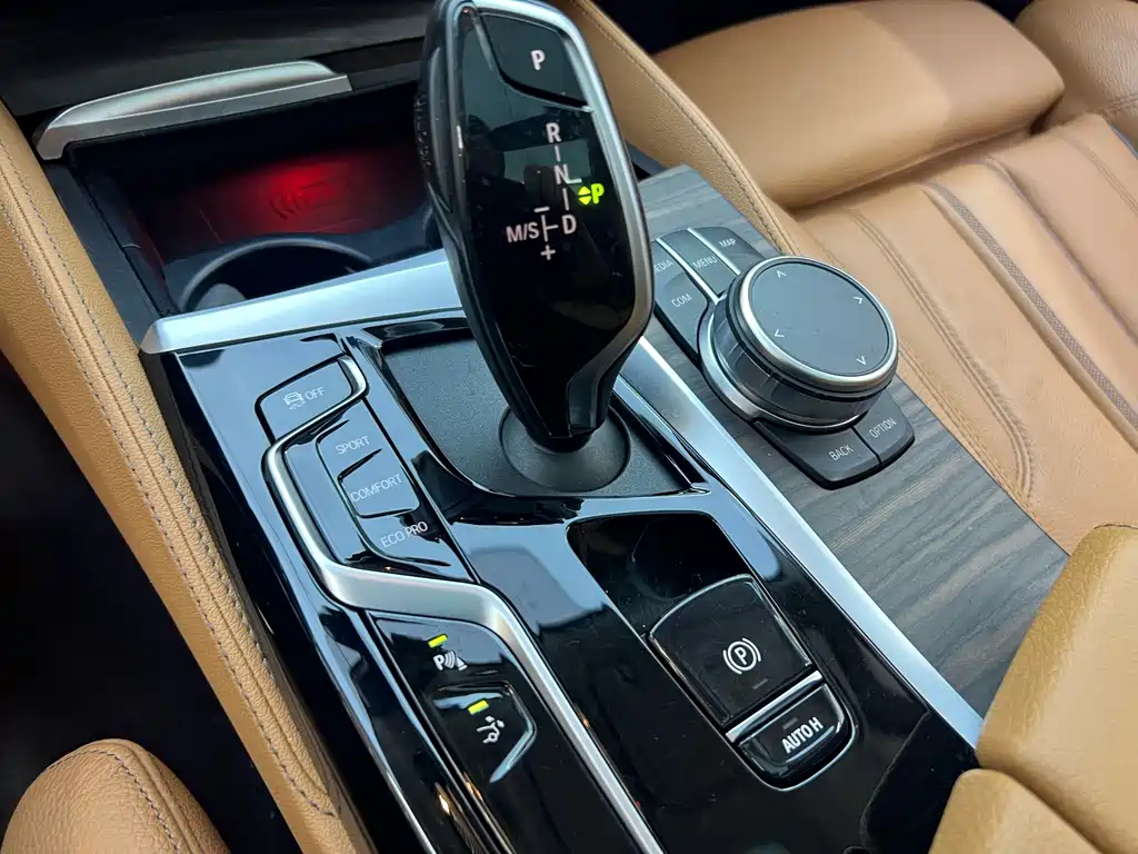 BMW 6 Series GT 2024 — фото 14