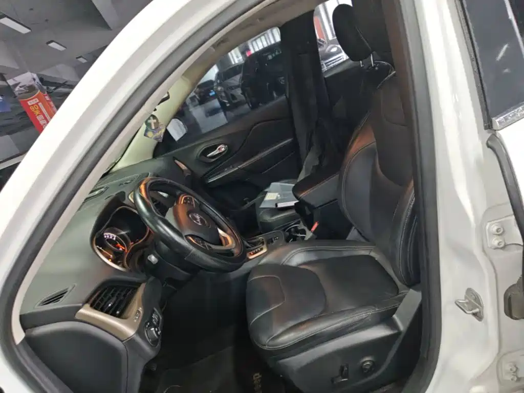 Jeep Cherokee 2016 — фото 15