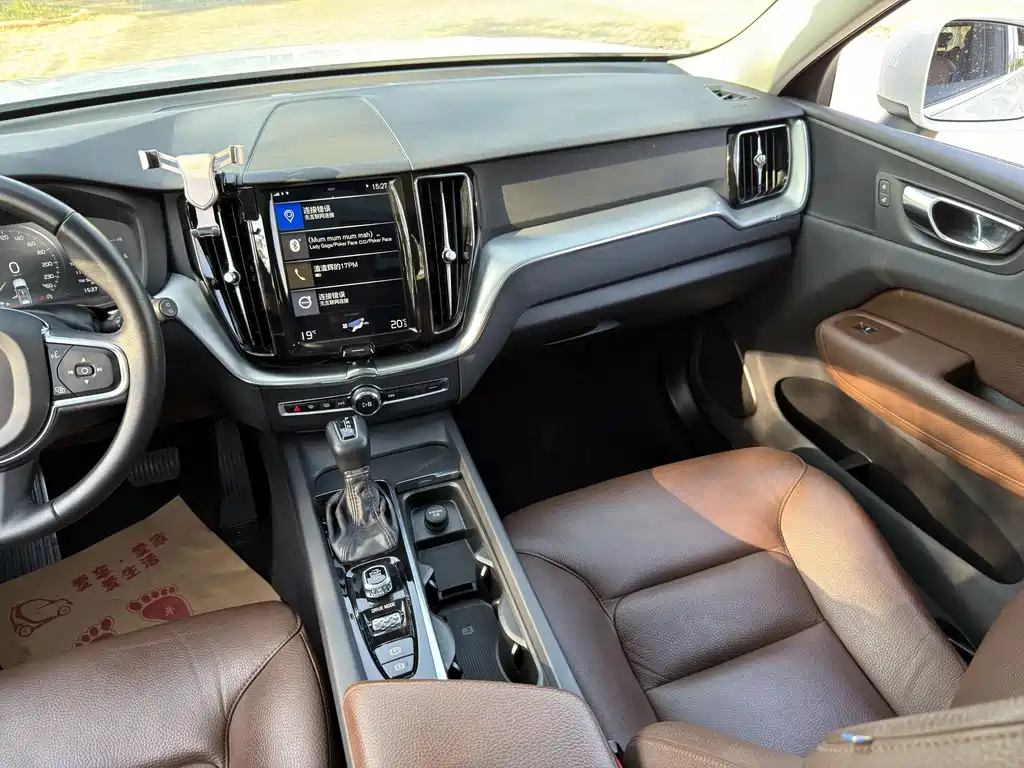 Volvo XC60 2019 — фото 11