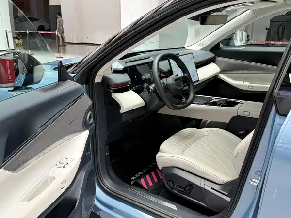 Lynk & Co 08 EM-P 2025