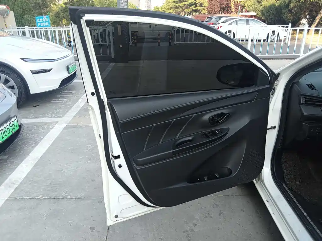 Toyota Yaris L 2018 — фото 12