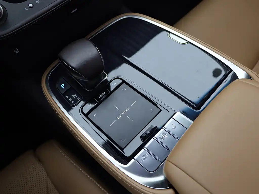 Lexus LS 2019 — фото 19