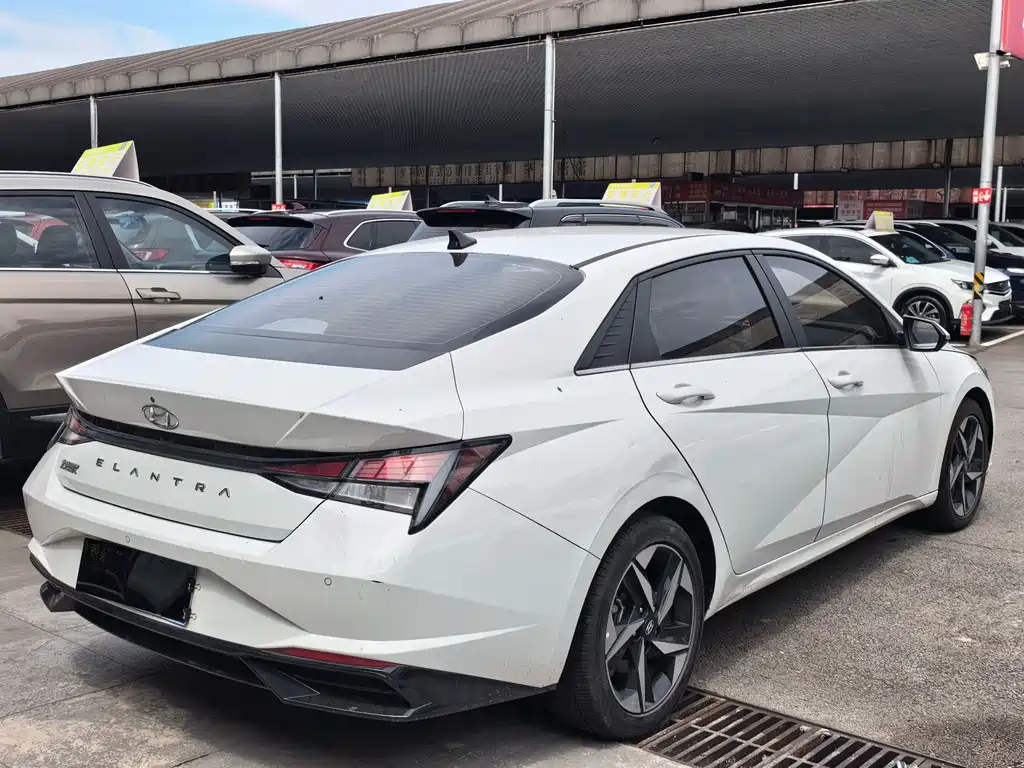 Hyundai Elantra 2023 — фото 11