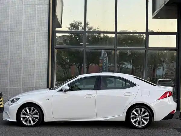 Lexus IS 2016