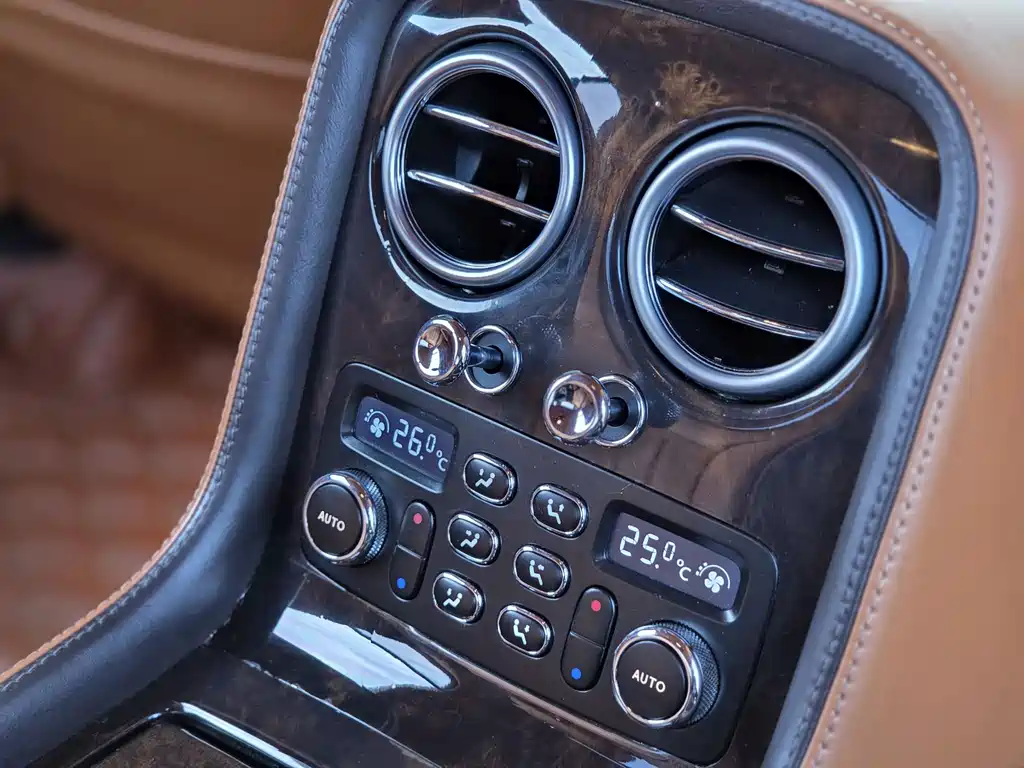 Bentley Flying Spur 2011 — фото 17