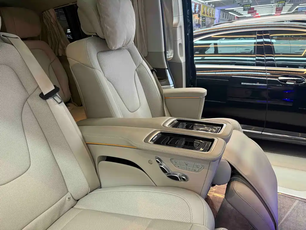 Mercedes-Benz V-Class 2023 — фото 15