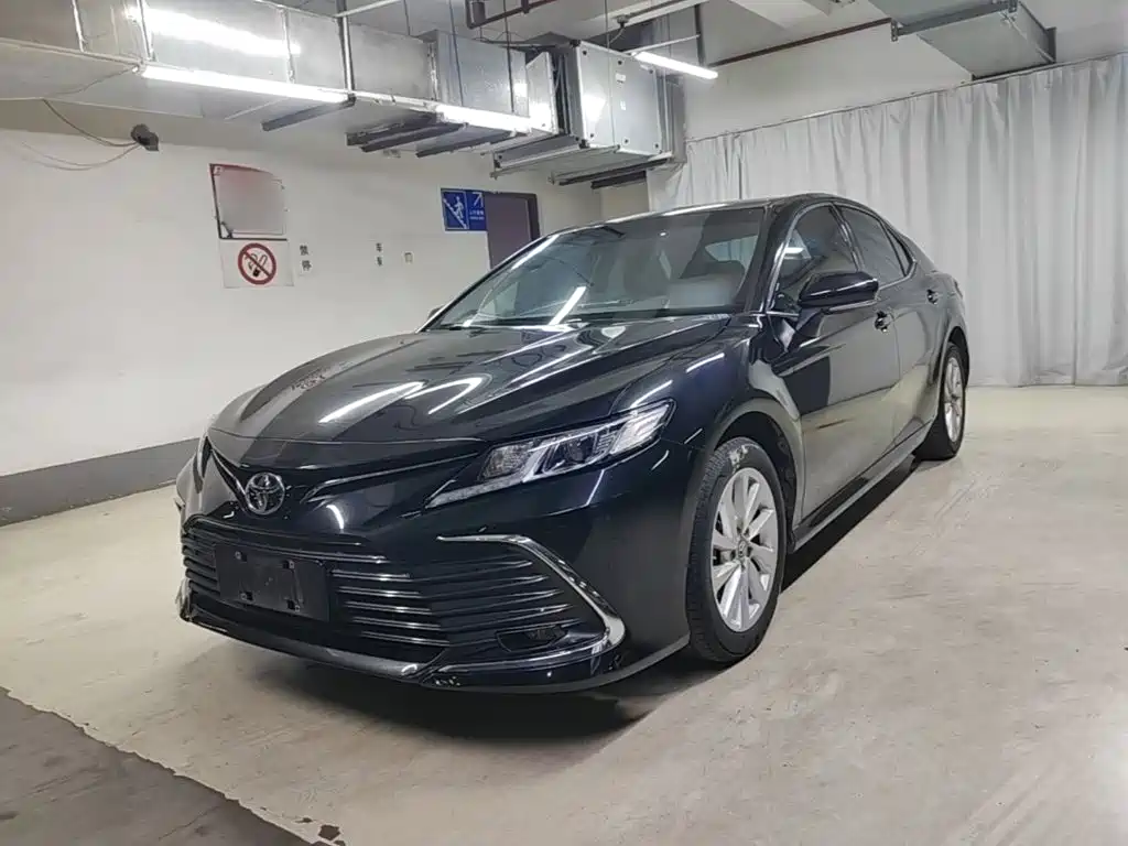 Toyota Camry 2023 — фото 1