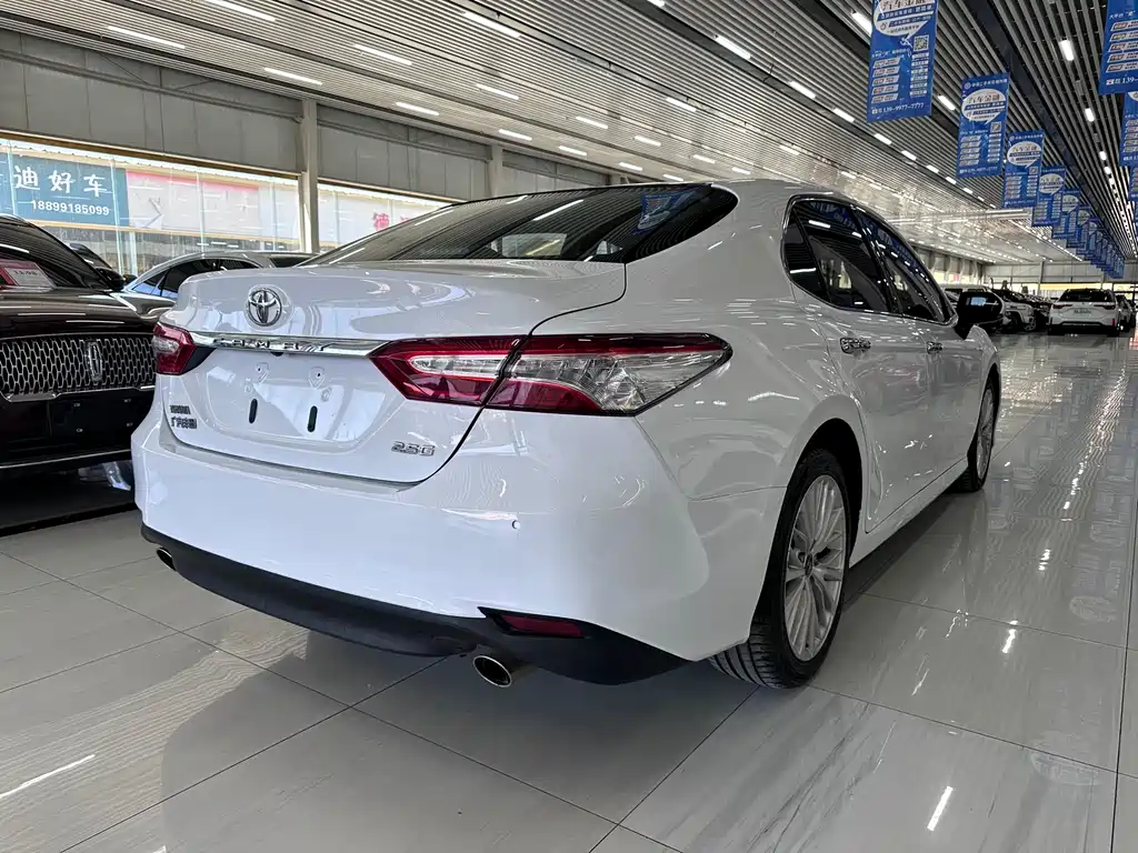 Toyota Camry 2018 — фото 6