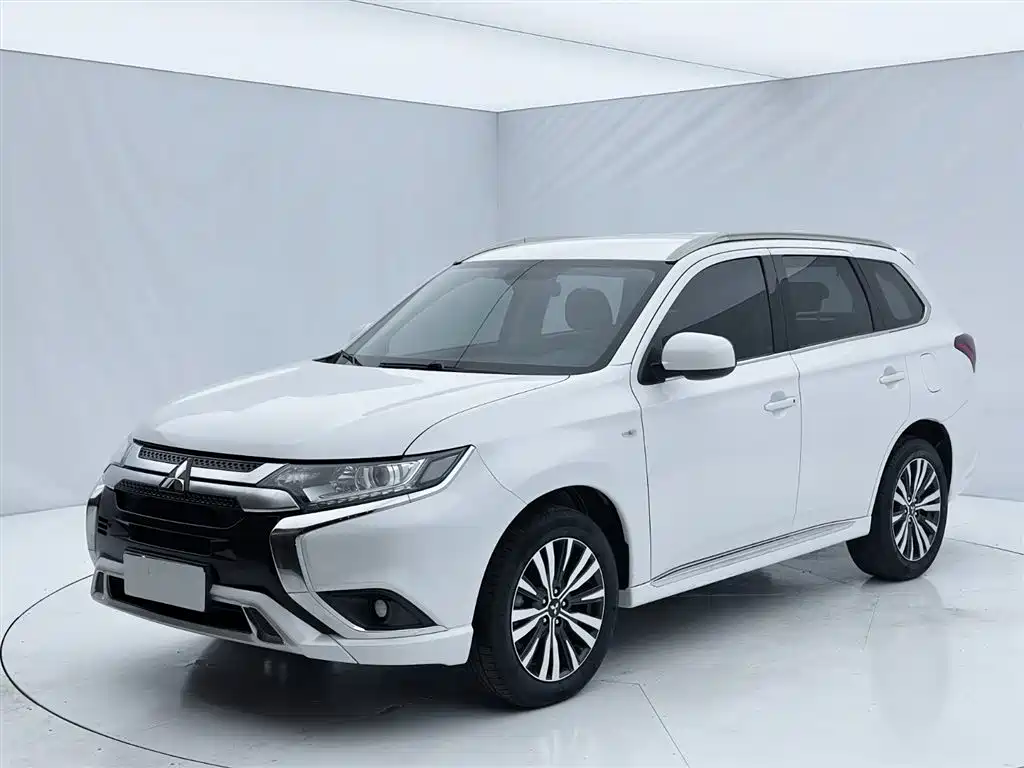 Mitsubishi Outlander 2022 — фото 1