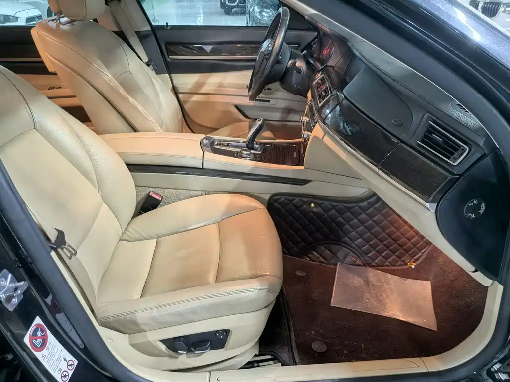 BMW 7 Series 2011 — фото 11