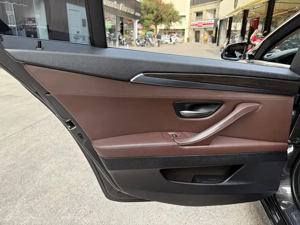 BMW 5 Series 2016 — фото 14