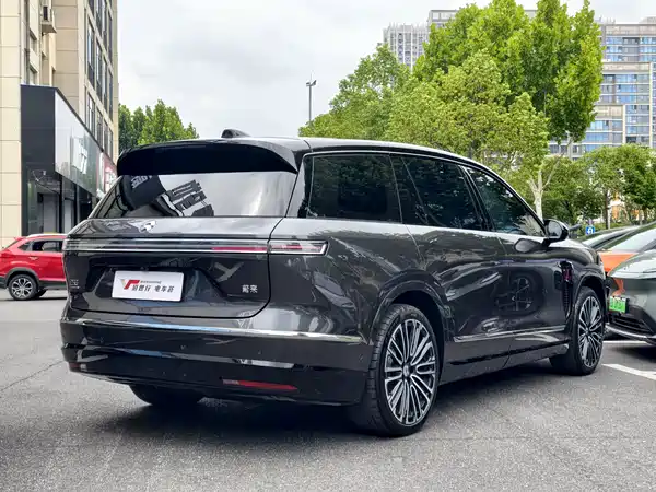NIO ES8 2025