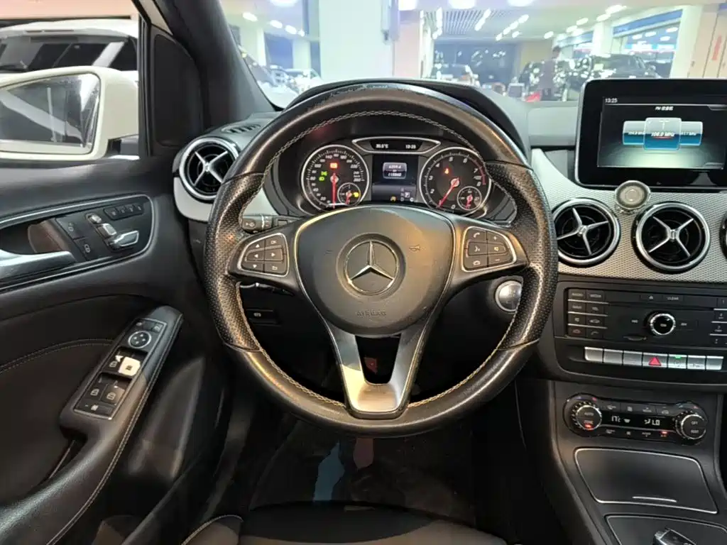 Mercedes-Benz B-Class 2016 — фото 11