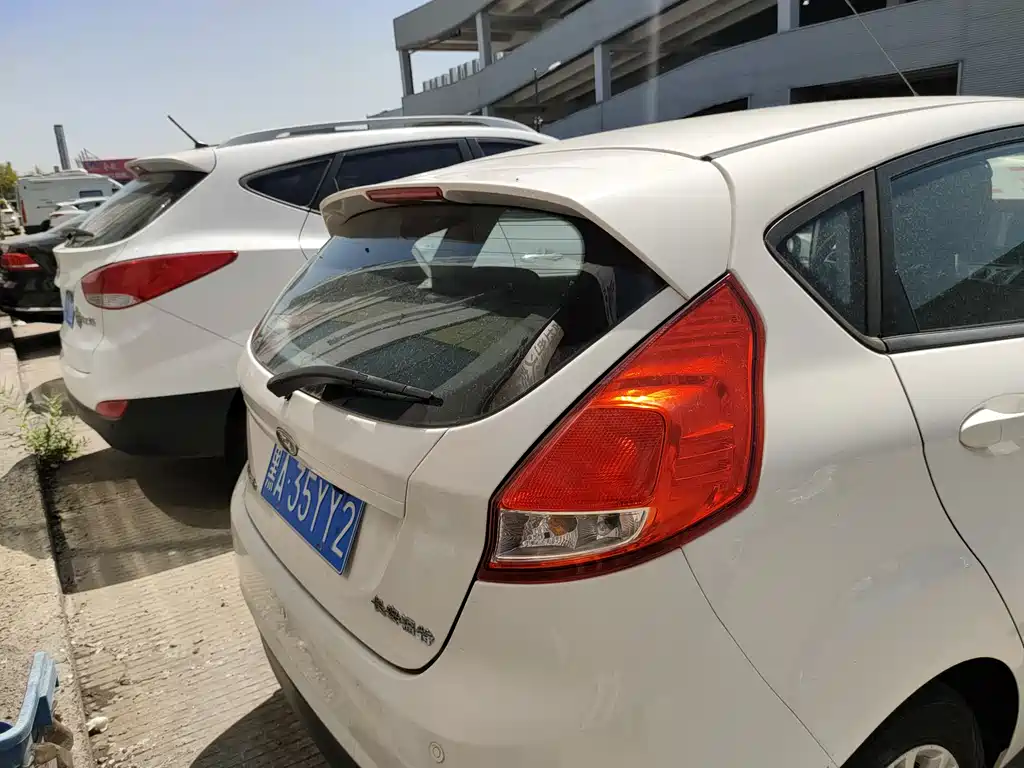 Ford Fiesta 2015 — фото 21