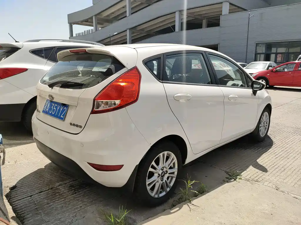 Ford Fiesta 2015 — фото 7