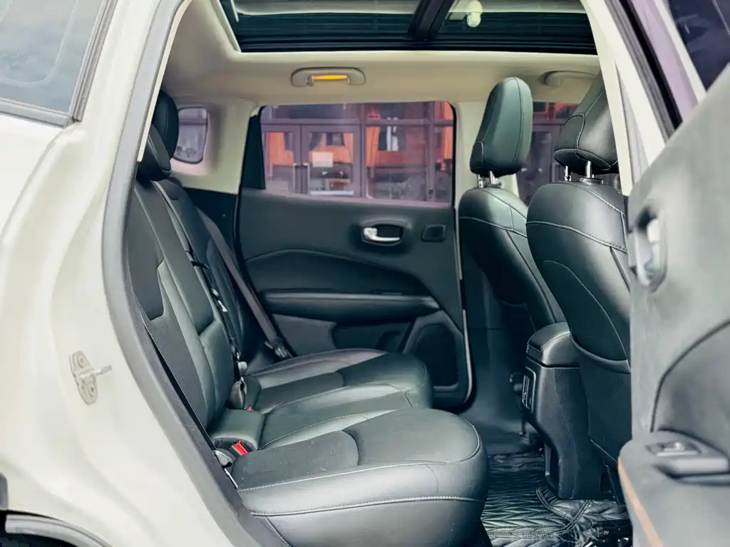 Jeep Compass 2017 — фото 14