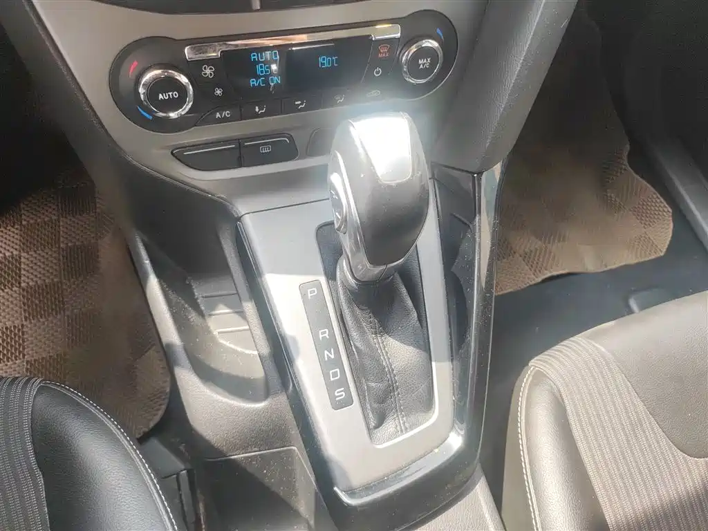 Ford Focus 2014 — фото 14