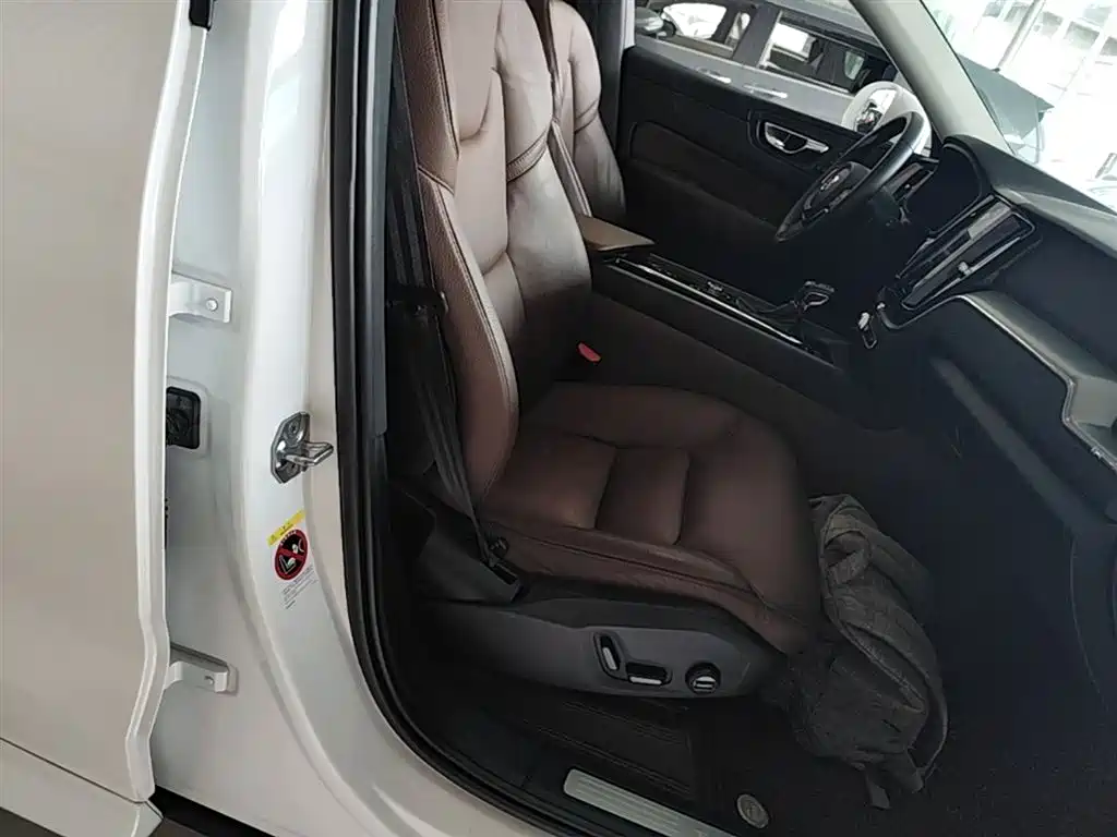 Volvo XC60 2018 — фото 25