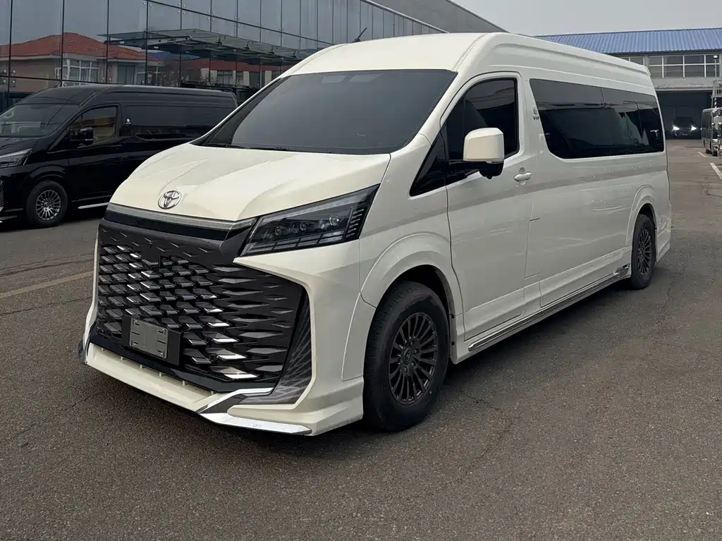 Toyota Hiace 2024 — фото 1