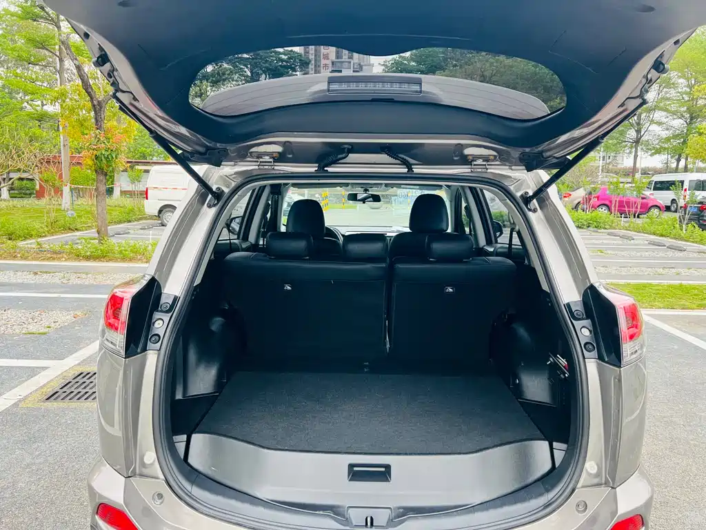Toyota RAV4 2019 — фото 10
