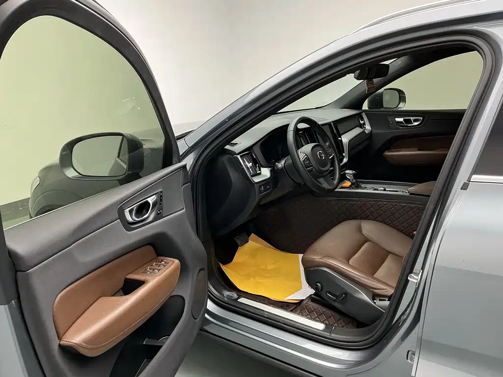 Volvo XC60 2021 — фото 18