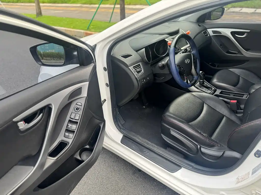 Hyundai Elantra 2017 — фото 13