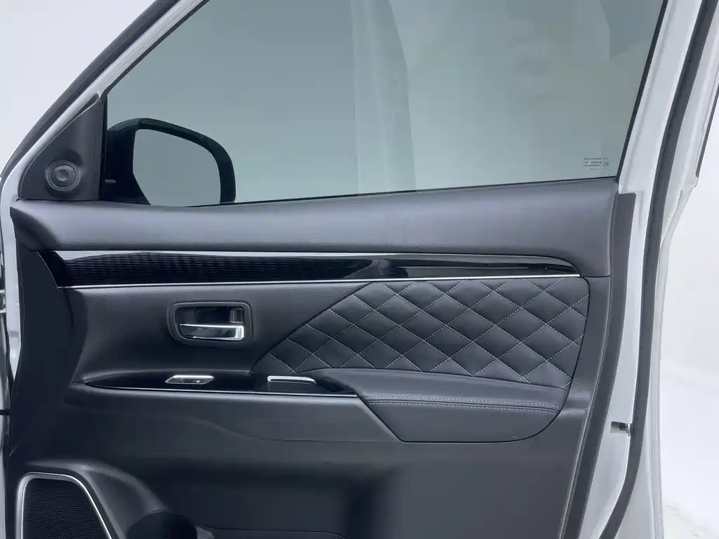 Mitsubishi Outlander 2023 — фото 23