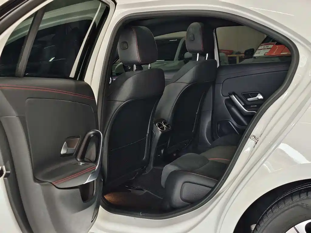 Mercedes-Benz A-Class 2024 — фото 11
