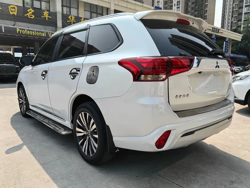 Mitsubishi Outlander 2021 — фото 11