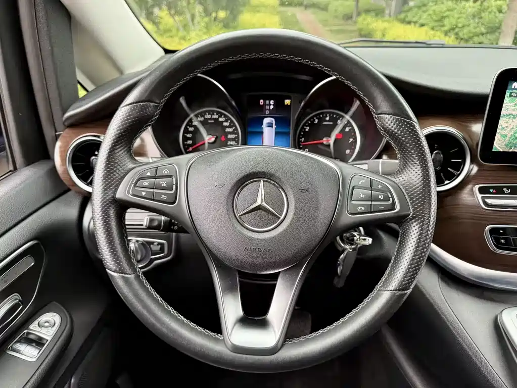 Mercedes-Benz V-Class 2022 — фото 10