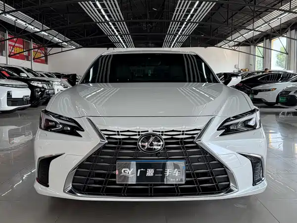 Lexus ES 2025