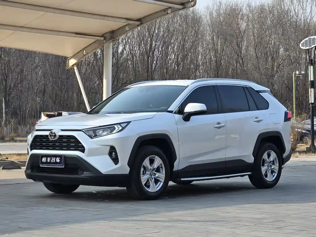 Toyota RAV4 2024 — фото 1