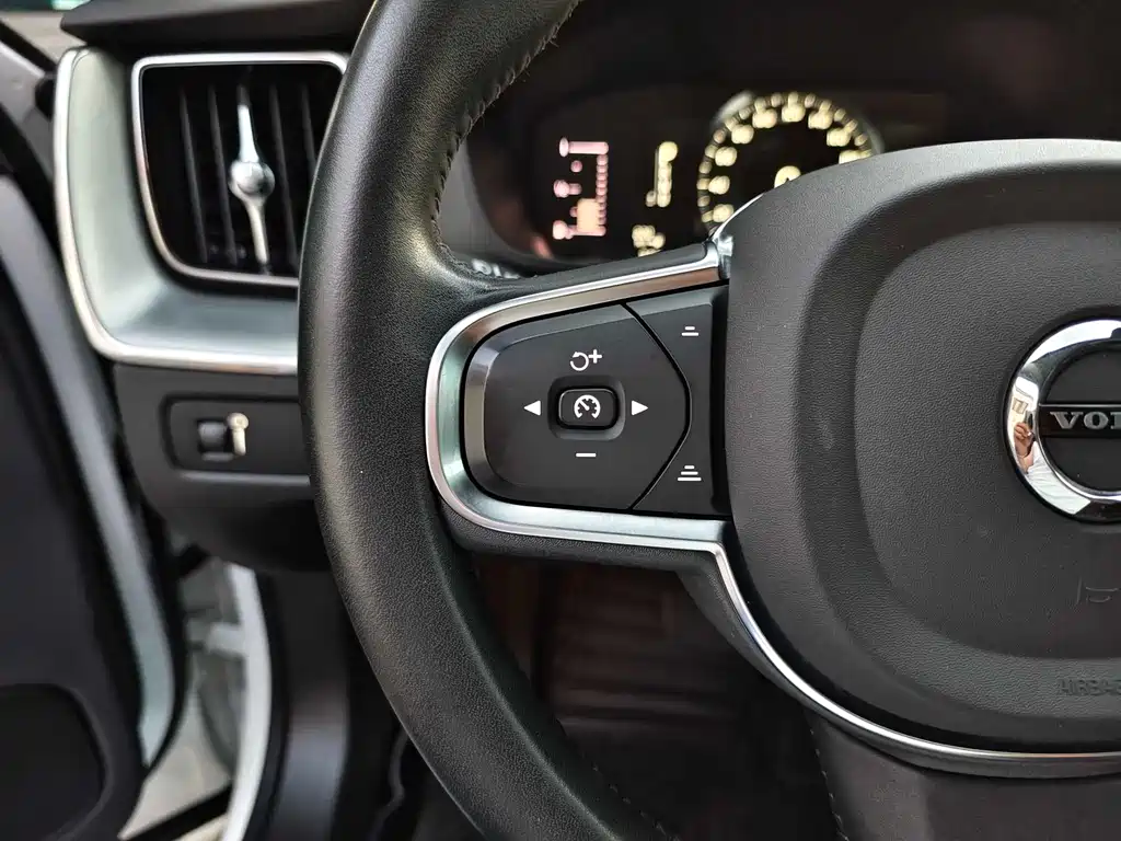 Volvo XC60 2020 — фото 21