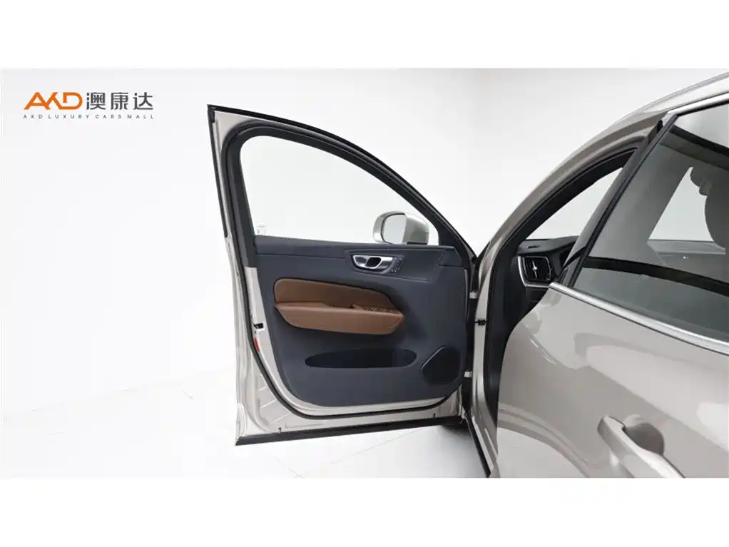 Volvo XC60 2025 — фото 10