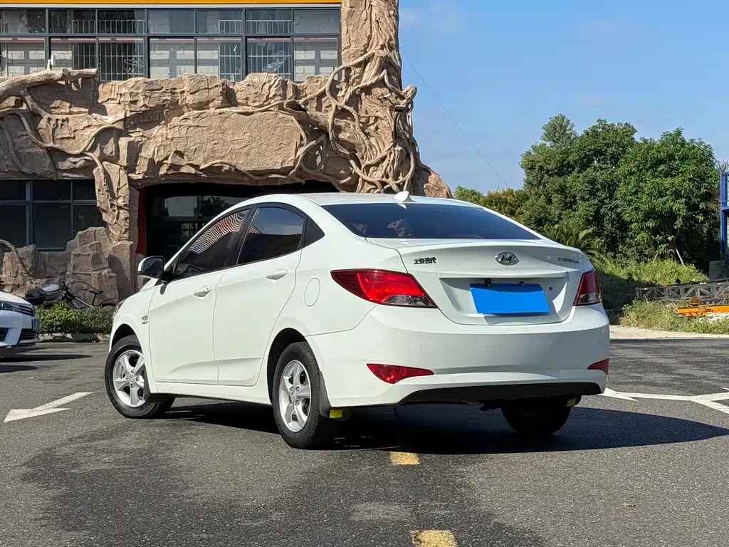 Hyundai Verna 2015 — фото 3