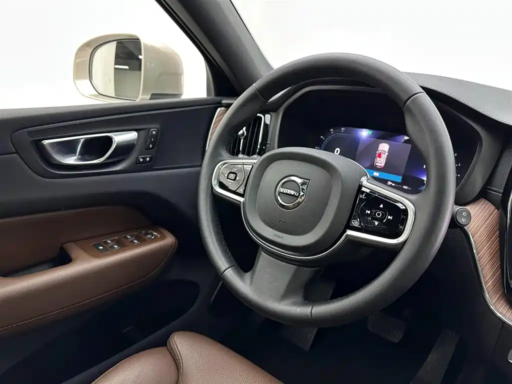 Volvo XC60 2025 — фото 9