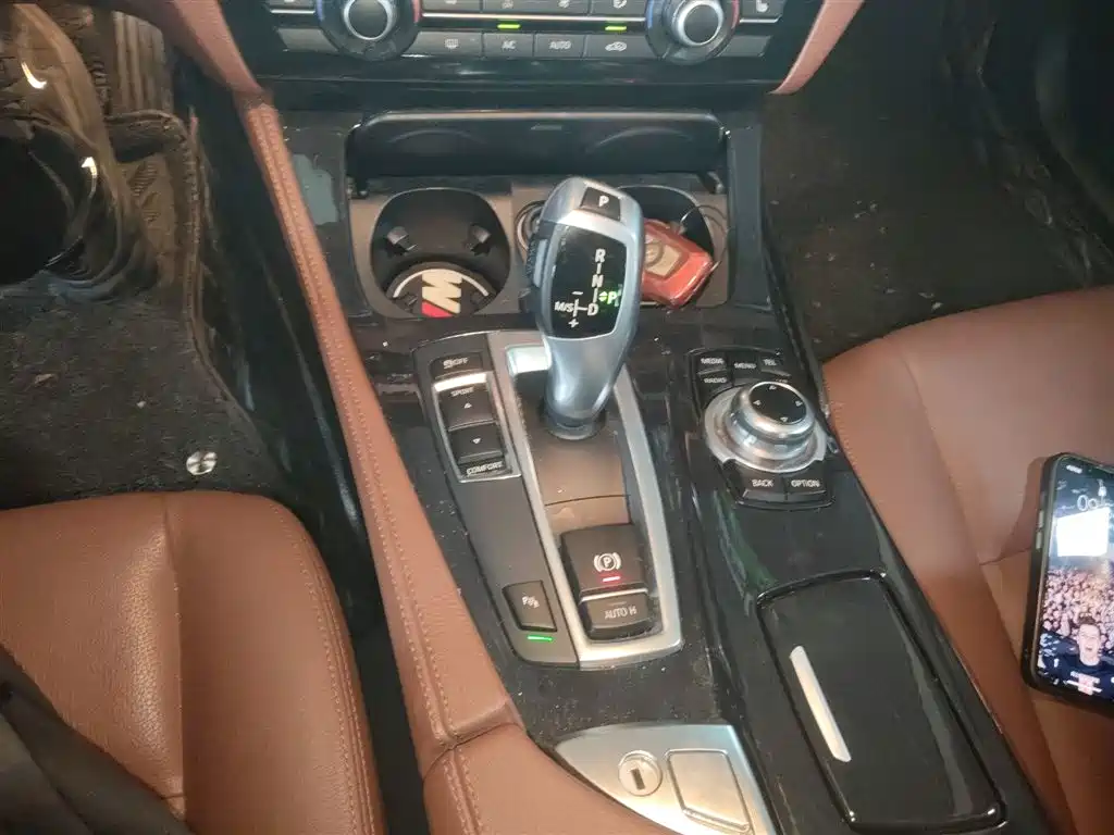BMW 5 Series 2017 — фото 10