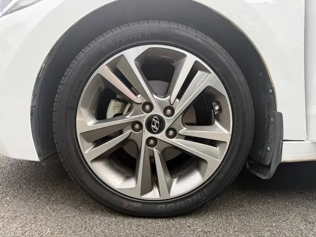 Hyundai Elantra 2017 — фото 18