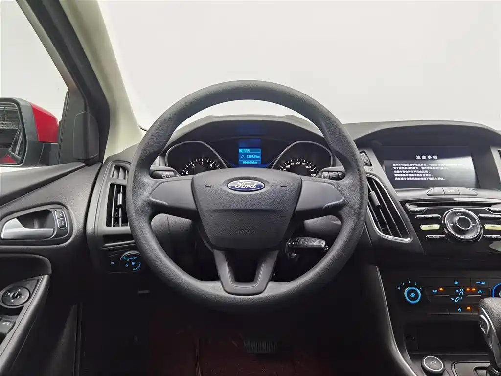 Ford Focus 2017 — фото 11