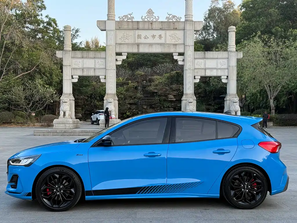 Ford Focus 2022 — фото 16