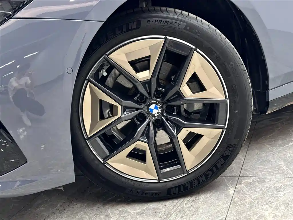 BMW 5 Series 2024 — фото 19