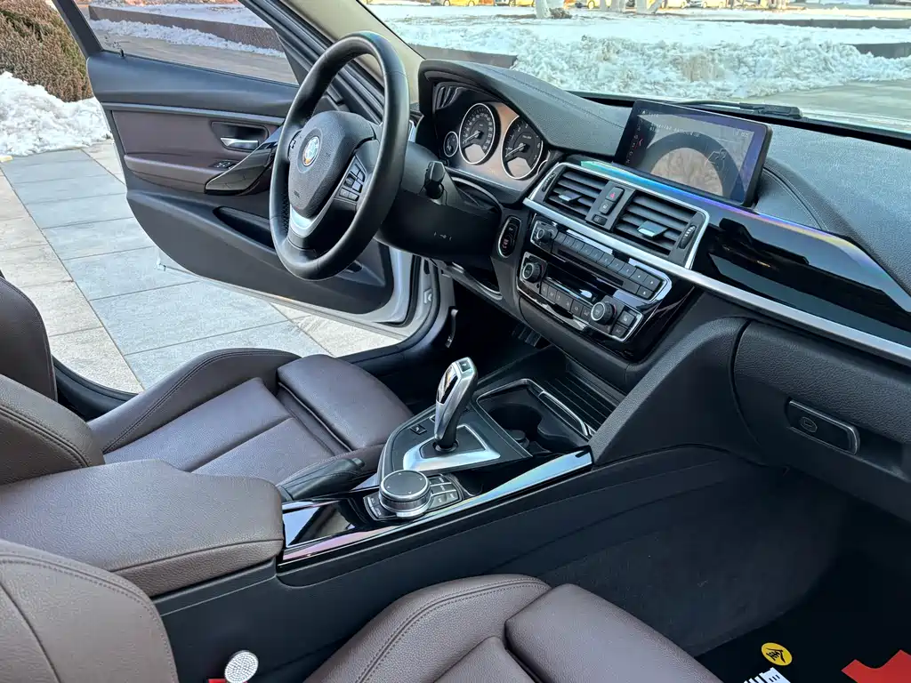 BMW 3 Series 2019 — фото 21