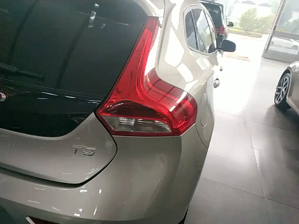 Volvo V40 2018 — фото 8