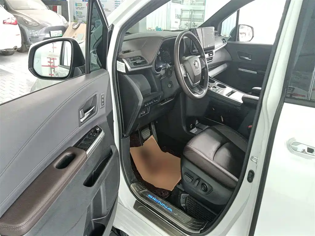 Toyota Sienna 2023 — фото 16