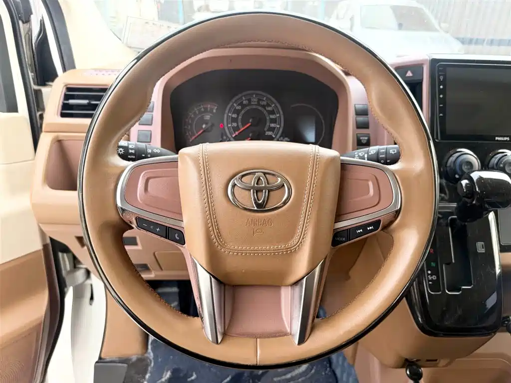 Toyota Hiace 2022 — фото 10